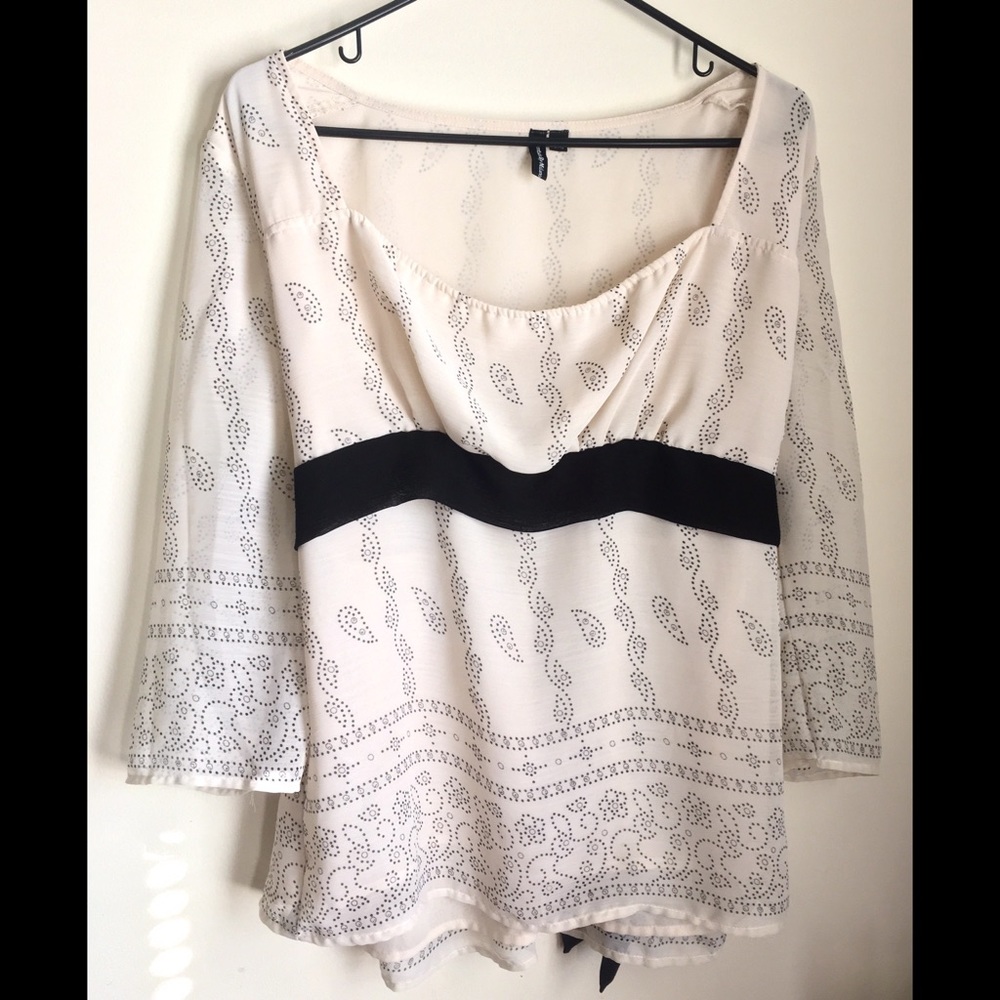 Essentials by Milano size Large women’s top